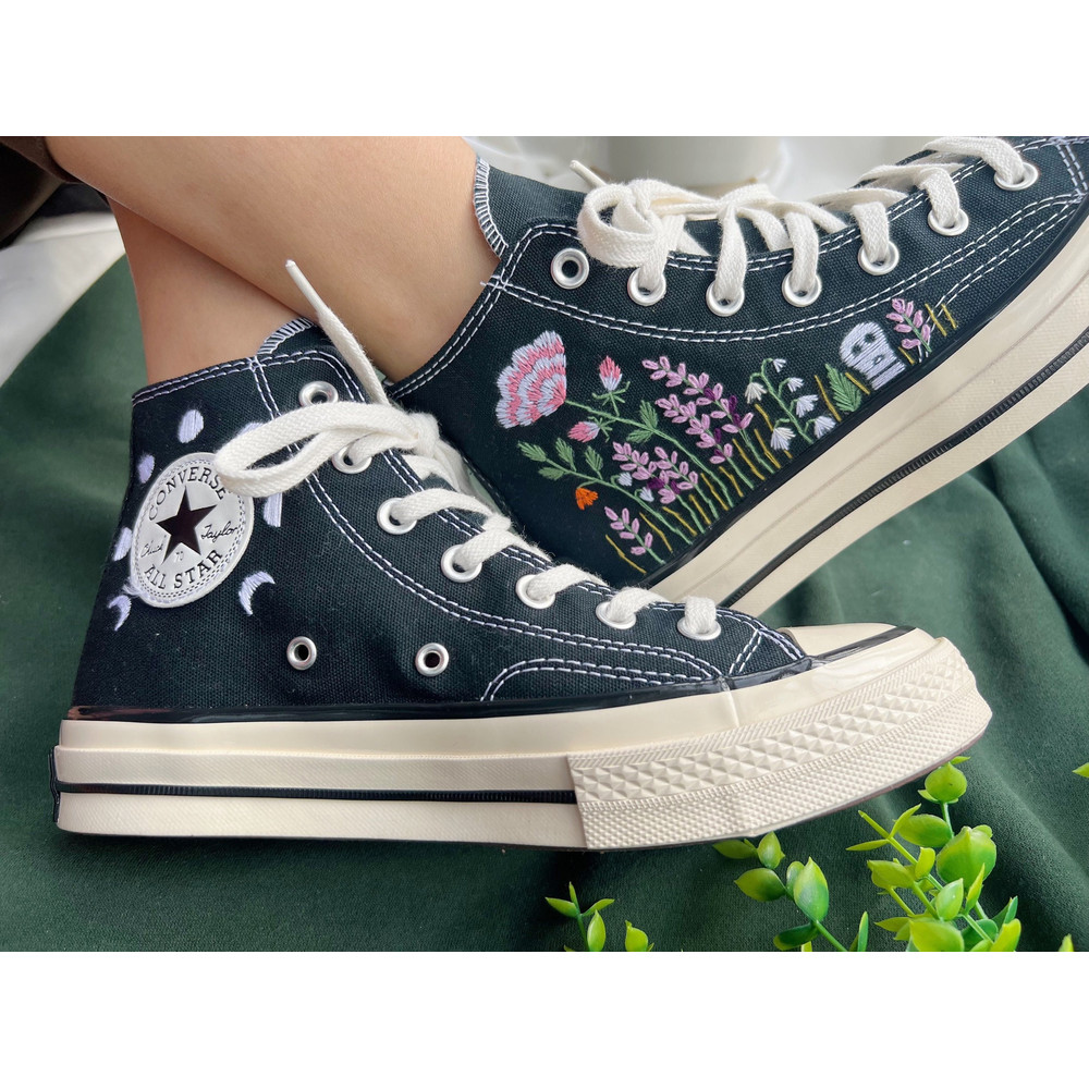 Custom Floral Embroidered Shoes, Handmade Embroidered Converse, Converse Custom, Converse Wreath Flower, Custom Flower Chuck Taylor 1970s - 5.jpg
