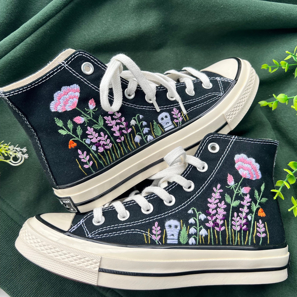 Custom Floral Embroidered Shoes, Handmade Embroidered Converse, Converse Custom, Converse Wreath Flower, Custom Flower Chuck Taylor 1970s - 6.jpg