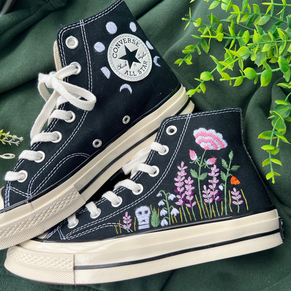 Custom Floral Embroidered Shoes, Handmade Embroidered Converse, Converse Custom, Converse Wreath Flower, Custom Flower Chuck Taylor 1970s - 7.jpg