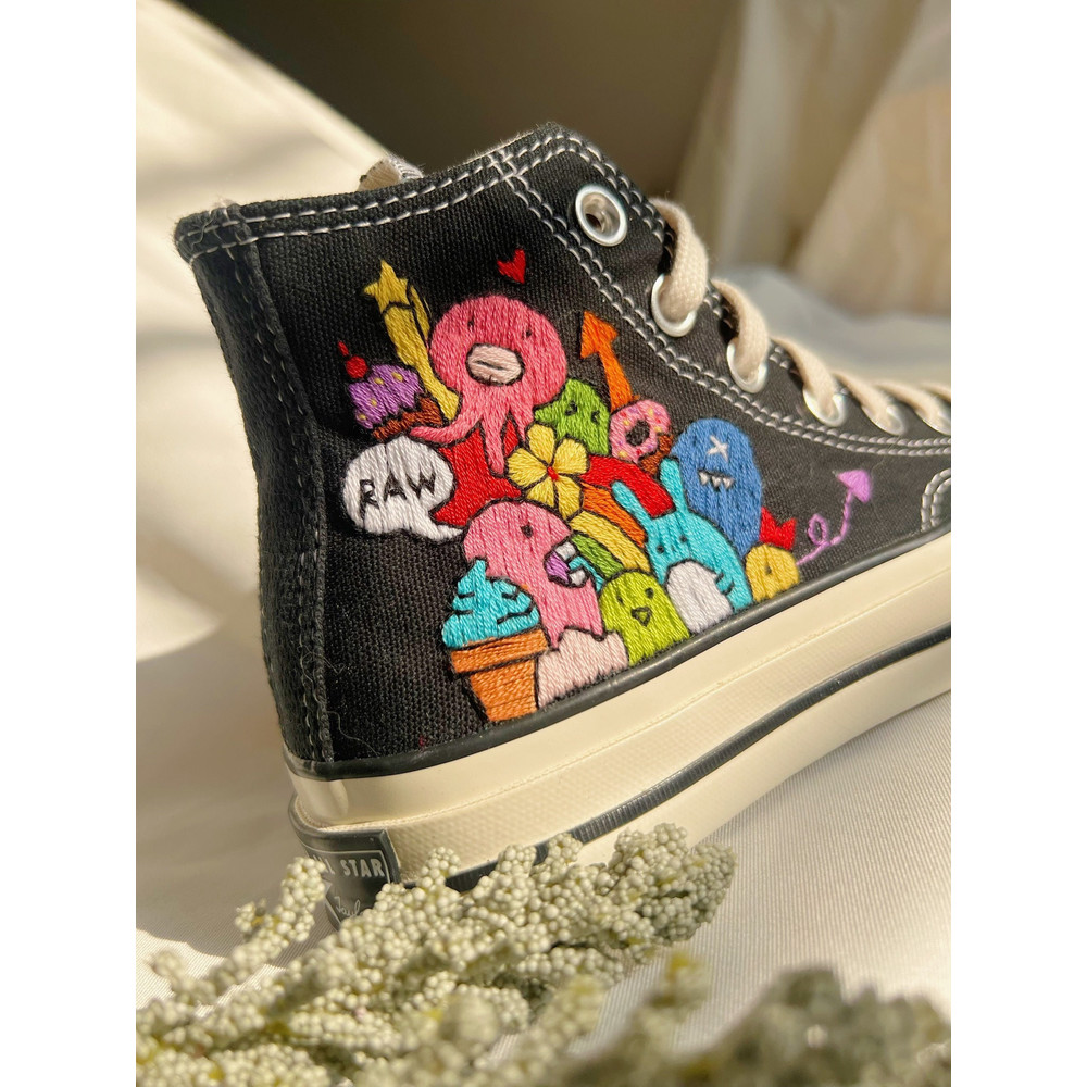 Custom Floral Embroidered Shoes, Handmade Embroidered Converse, Converse Custom, Converse Wreath Flower, Custom Flower Chuck Taylor 1970s - 9.jpg