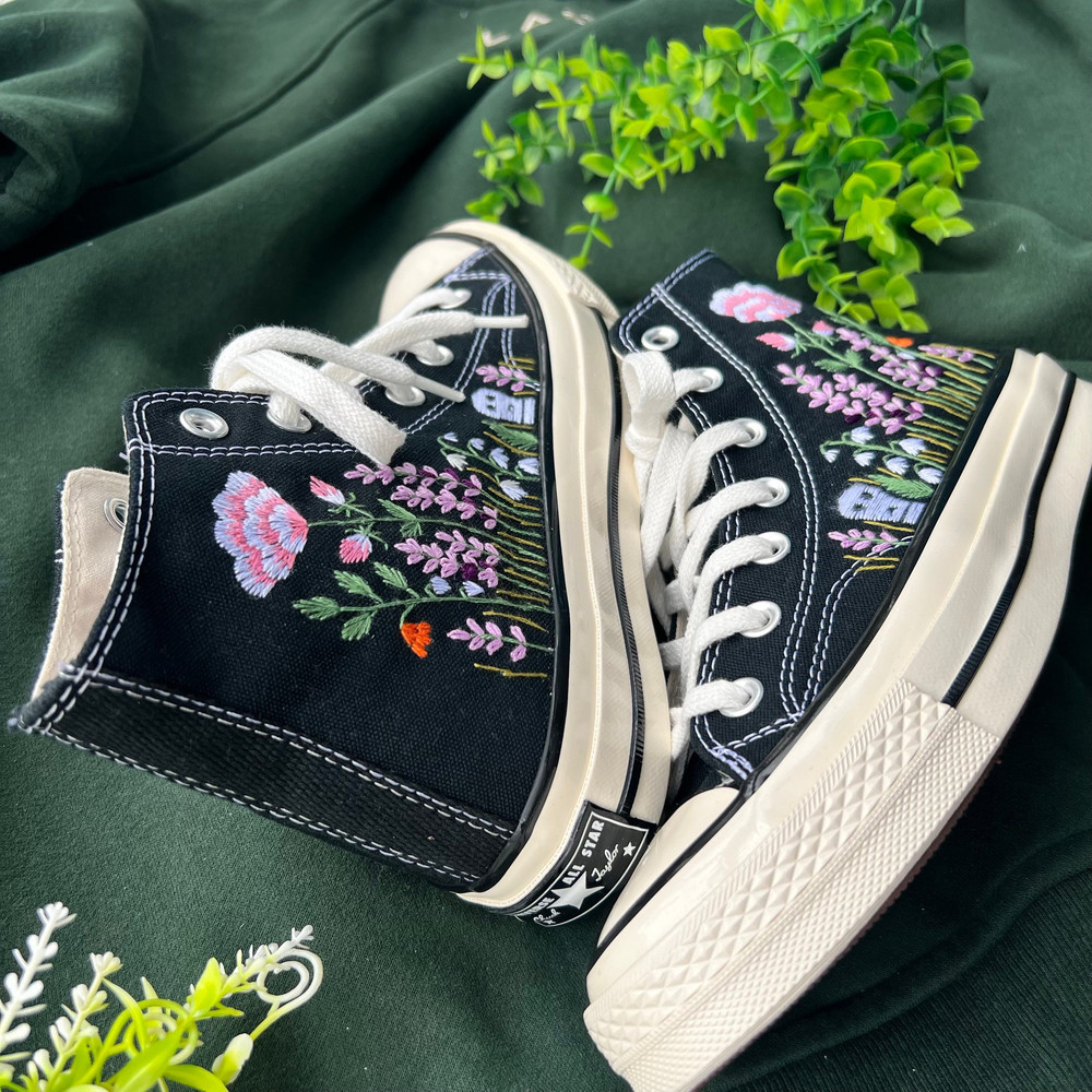 Custom Floral Embroidered Shoes, Handmade Embroidered Converse, Converse Custom, Converse Wreath Flower, Custom Flower Chuck Taylor 1970s - 9.jpg