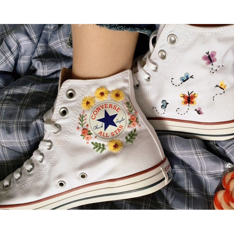 Custom Floral Embroidered Shoes, Handmade Embroidered Converse, Converse Custom, Converse Wreath Flower, Custom Flower Chuck Taylor 1970s - 2.jpg