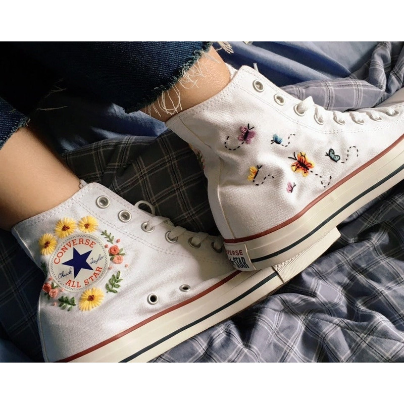 Custom Floral Embroidered Shoes, Handmade Embroidered Converse, Converse Custom, Converse Wreath Flower, Custom Flower Chuck Taylor 1970s - 4.jpg