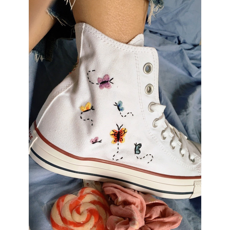 Custom Floral Embroidered Shoes, Handmade Embroidered Converse, Converse Custom, Converse Wreath Flower, Custom Flower Chuck Taylor 1970s - 7.jpg