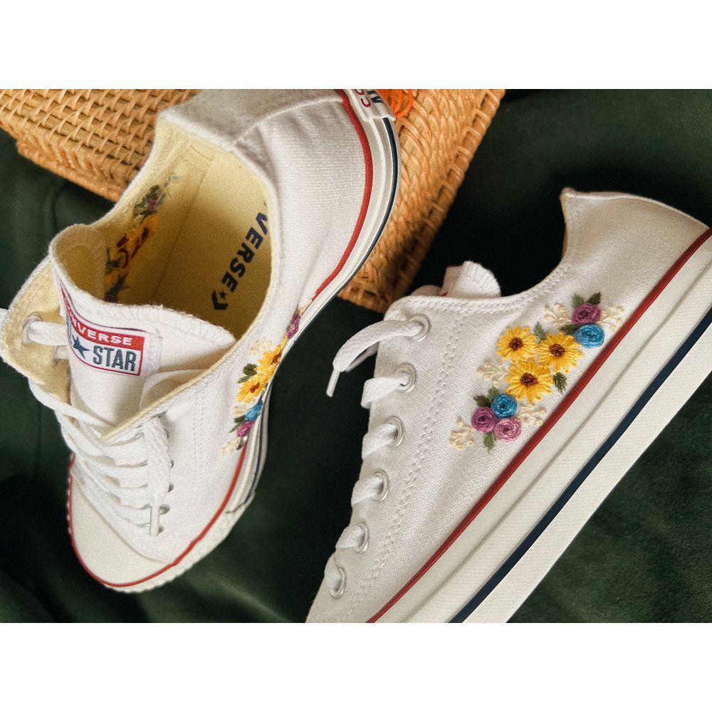 Custom Floral Embroidered Shoes, Handmade Embroidered Converse, Converse Custom, Converse Wreath Flower, Custom Flower Chuck Taylor 1970s - 10.jpg