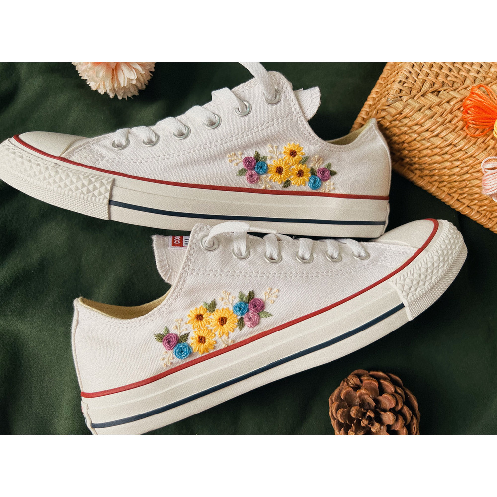 Custom Floral Embroidered Shoes, Handmade Embroidered Converse, Converse Custom, Converse Wreath Flower, Custom Flower Chuck Taylor 1970s - 4.jpg