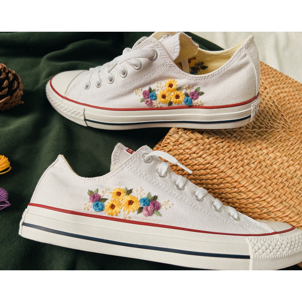 Custom Floral Embroidered Shoes, Handmade Embroidered Converse, Converse Custom, Converse Wreath Flower, Custom Flower Chuck Taylor 1970s - 5.jpg