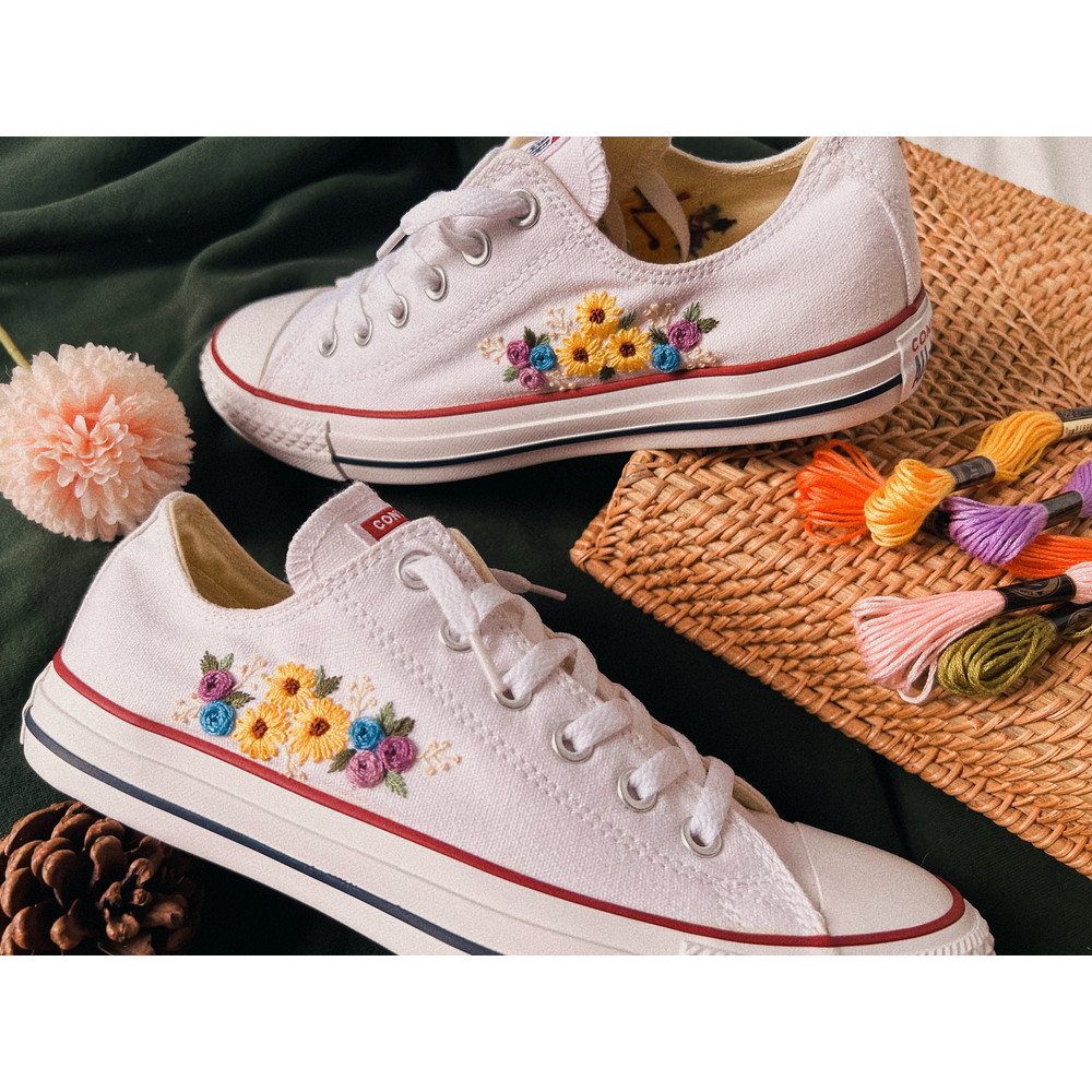 Custom Floral Embroidered Shoes, Handmade Embroidered Converse, Converse Custom, Converse Wreath Flower, Custom Flower Chuck Taylor 1970s - 6.jpg