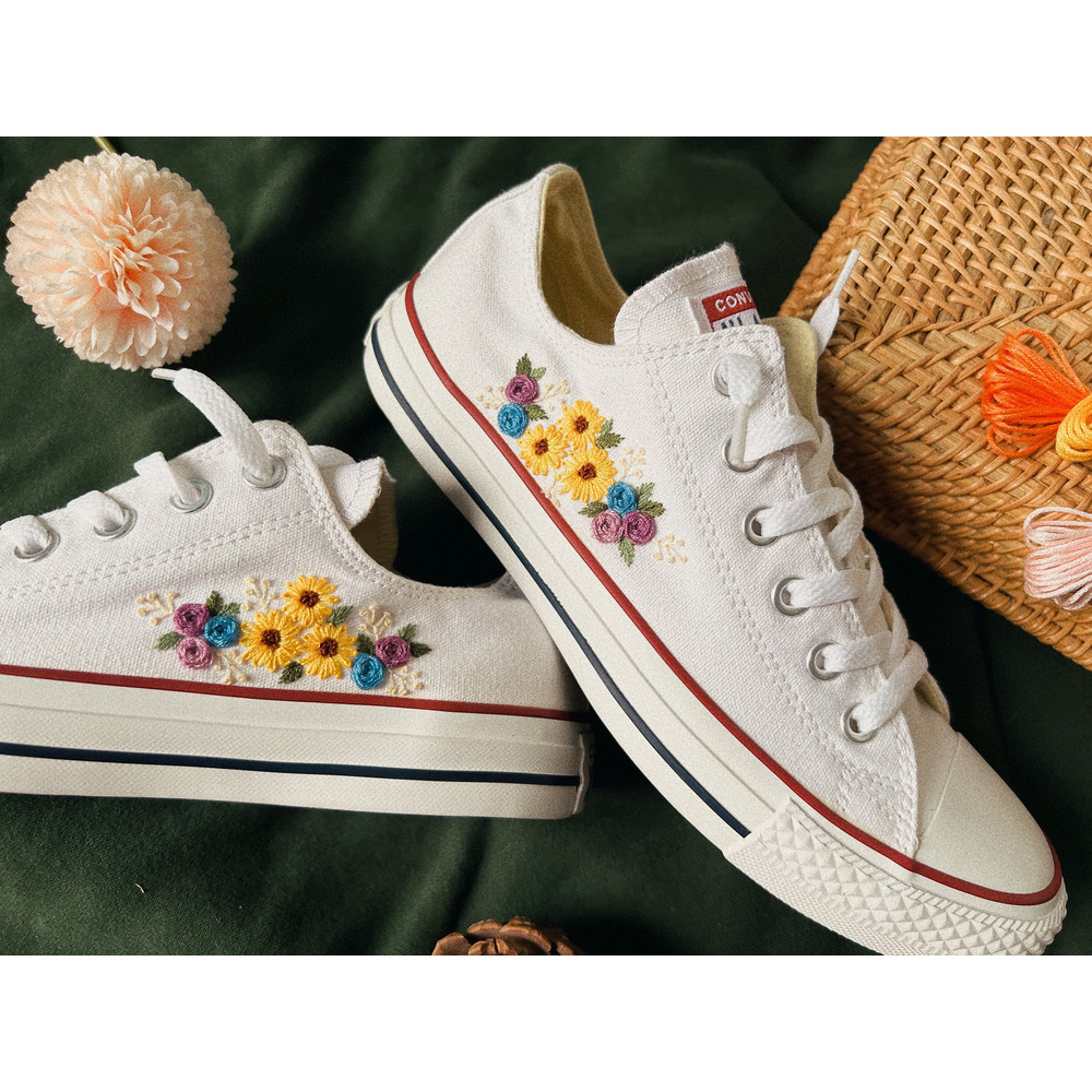 Custom Floral Embroidered Shoes, Handmade Embroidered Converse, Converse Custom, Converse Wreath Flower, Custom Flower Chuck Taylor 1970s - 7.jpg