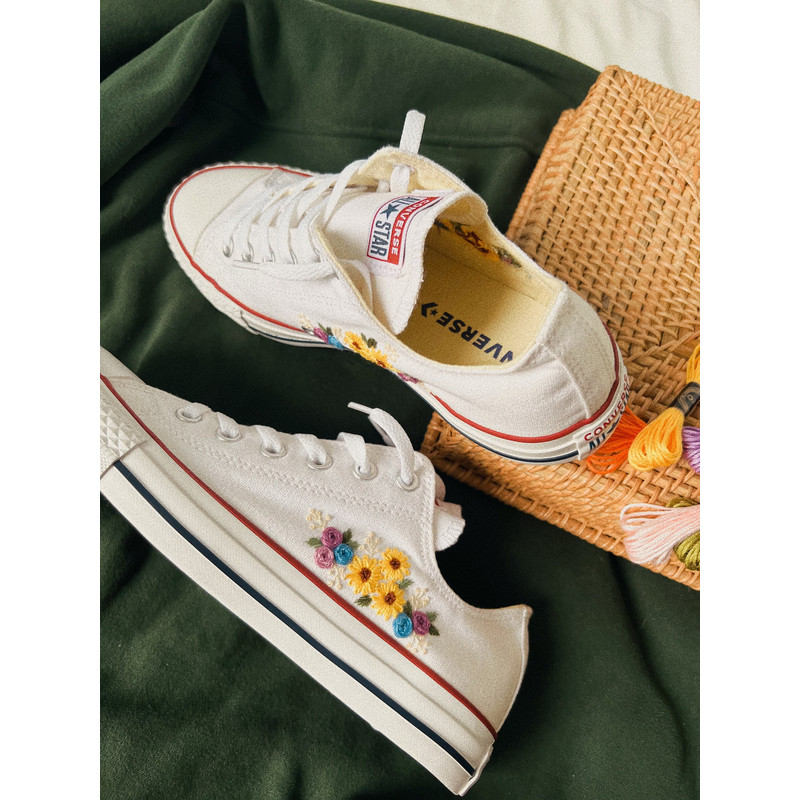 Custom Floral Embroidered Shoes, Handmade Embroidered Converse, Converse Custom, Converse Wreath Flower, Custom Flower Chuck Taylor 1970s - 8.jpg
