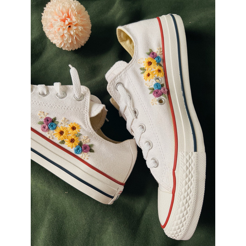 Custom Floral Embroidered Shoes, Handmade Embroidered Converse, Converse Custom, Converse Wreath Flower, Custom Flower Chuck Taylor 1970s - 9.jpg