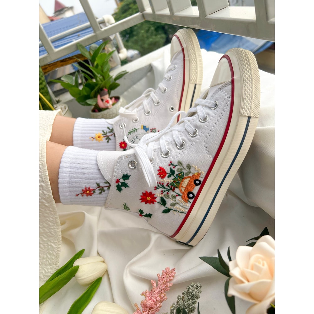 Custom Floral Embroidered Shoes, Handmade Embroidered Converse, Converse Custom, Converse Wreath Flower, Custom Flower Chuck Taylor 1970s - 10.jpg