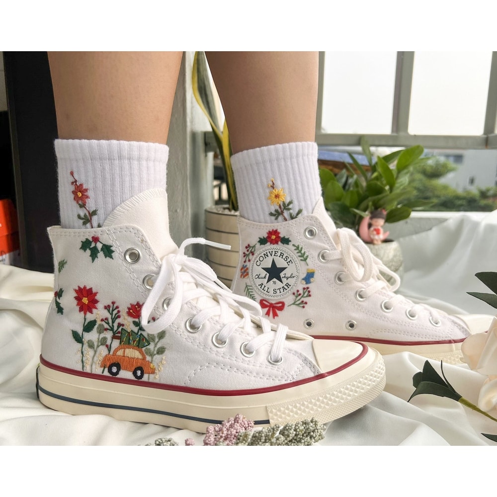 Custom Floral Embroidered Shoes, Handmade Embroidered Converse, Converse Custom, Converse Wreath Flower, Custom Flower Chuck Taylor 1970s - 2.jpg