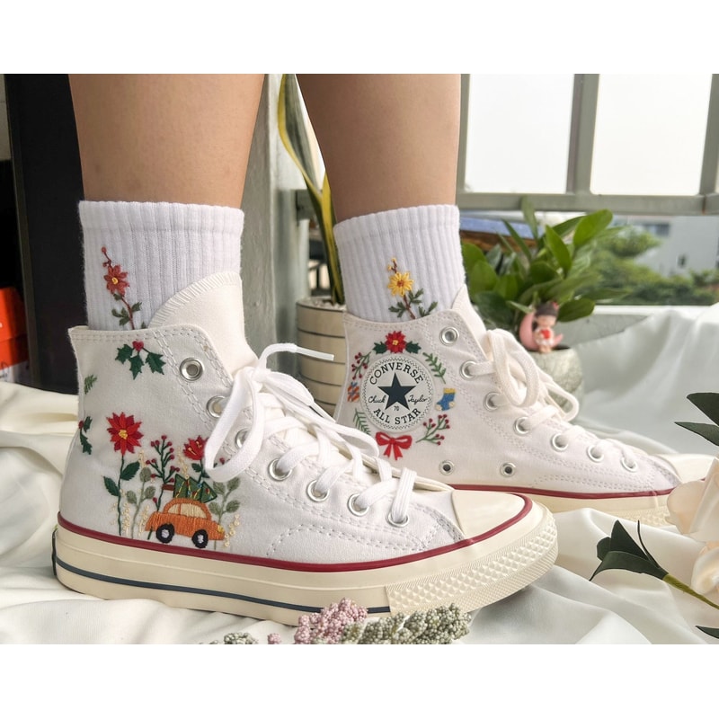 Custom Floral Embroidered Shoes, Handmade Embroidered Converse, Converse Custom, Converse Wreath Flower, Custom Flower Chuck Taylor 1970s - 2.jpg