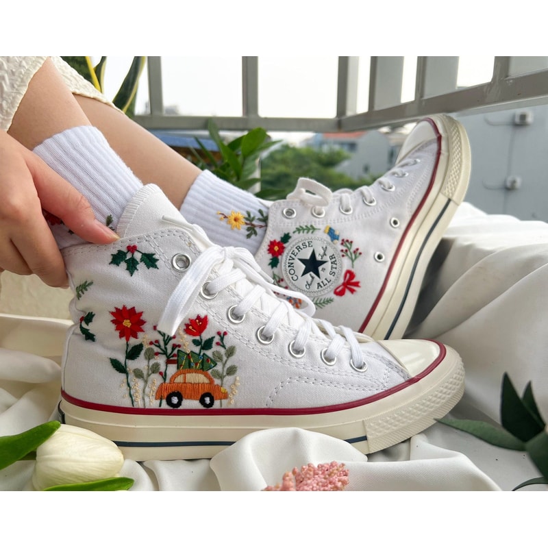 Custom Floral Embroidered Shoes, Handmade Embroidered Converse, Converse Custom, Converse Wreath Flower, Custom Flower Chuck Taylor 1970s - 4.jpg