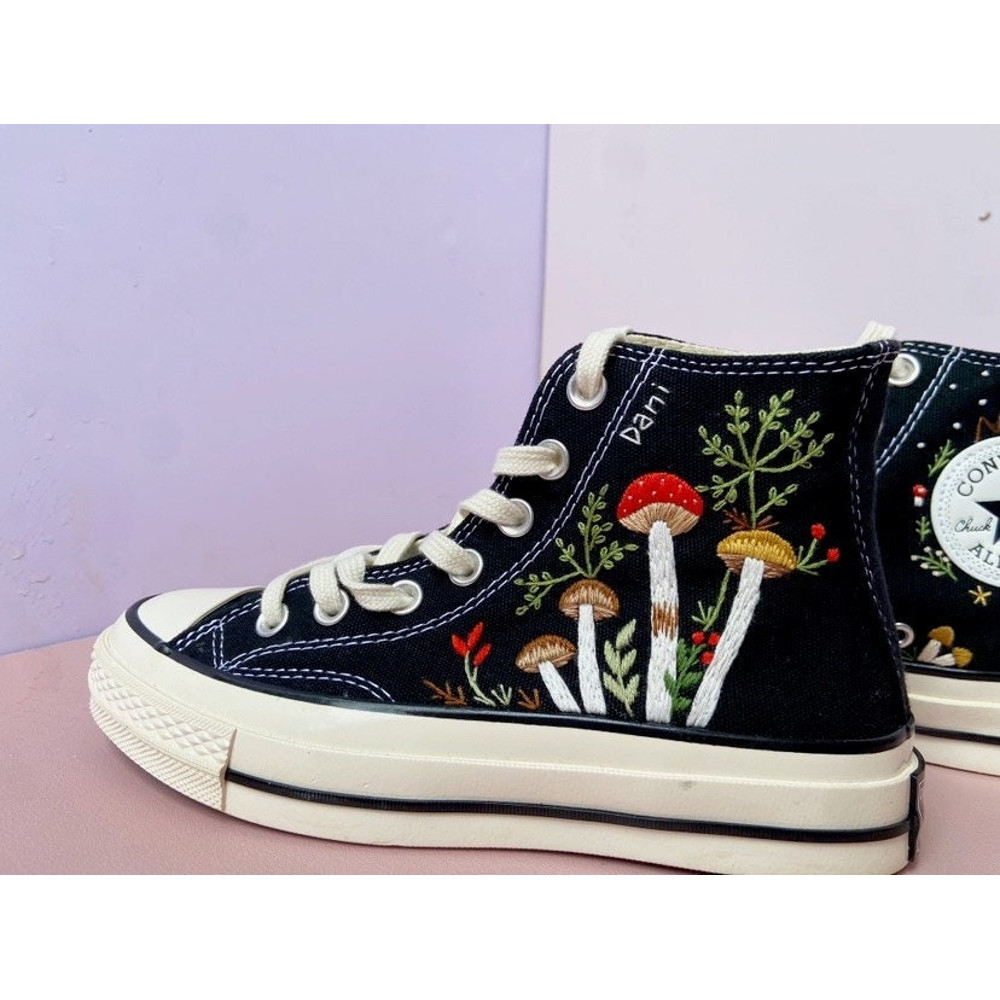 Custom Floral Embroidered Shoes, Handmade Embroidered Converse, Converse Custom, Converse Wreath Flower, Custom Flower Chuck Taylor 1970s - 5.jpg