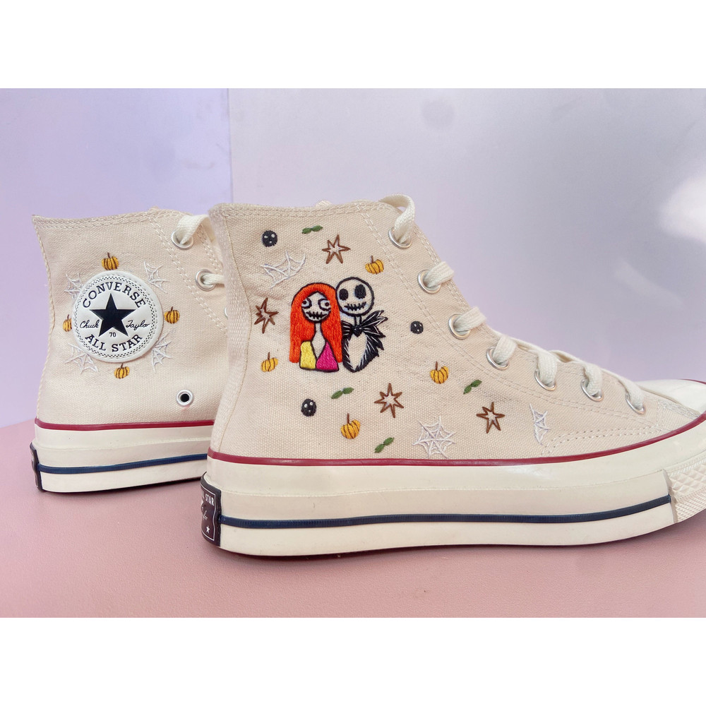 Custom Floral Embroidered Shoes, Handmade Embroidered Converse, Converse Custom, Converse Wreath Flower, Custom Flower Chuck Taylor 1970s - 2.jpg