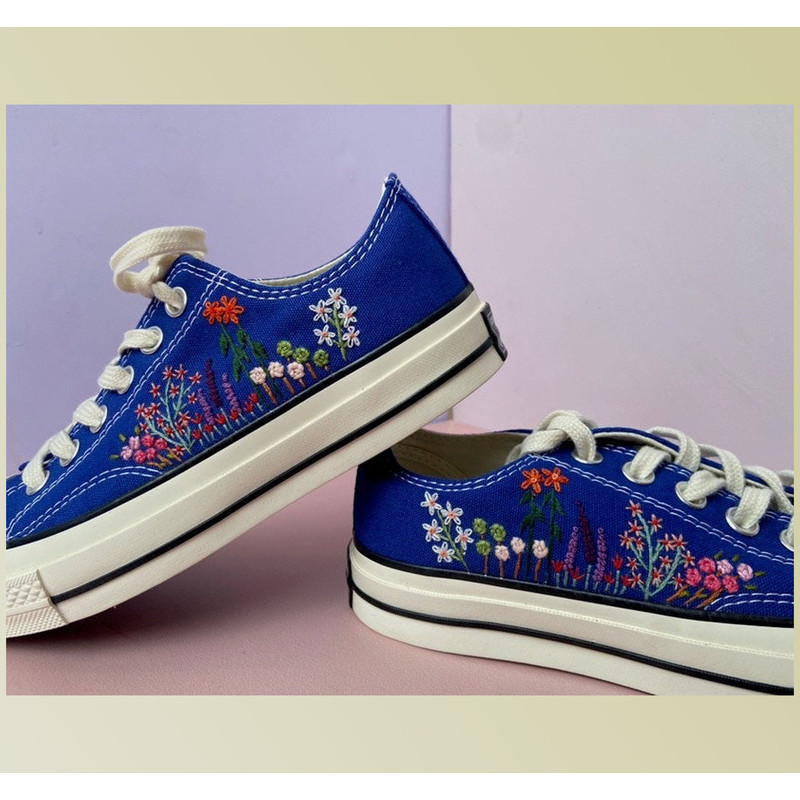 Custom Floral Embroidered Shoes, Handmade Embroidered Converse, Converse Custom, Converse Wreath Flower, Custom Flower Chuck Taylor 1970s - 1.jpg