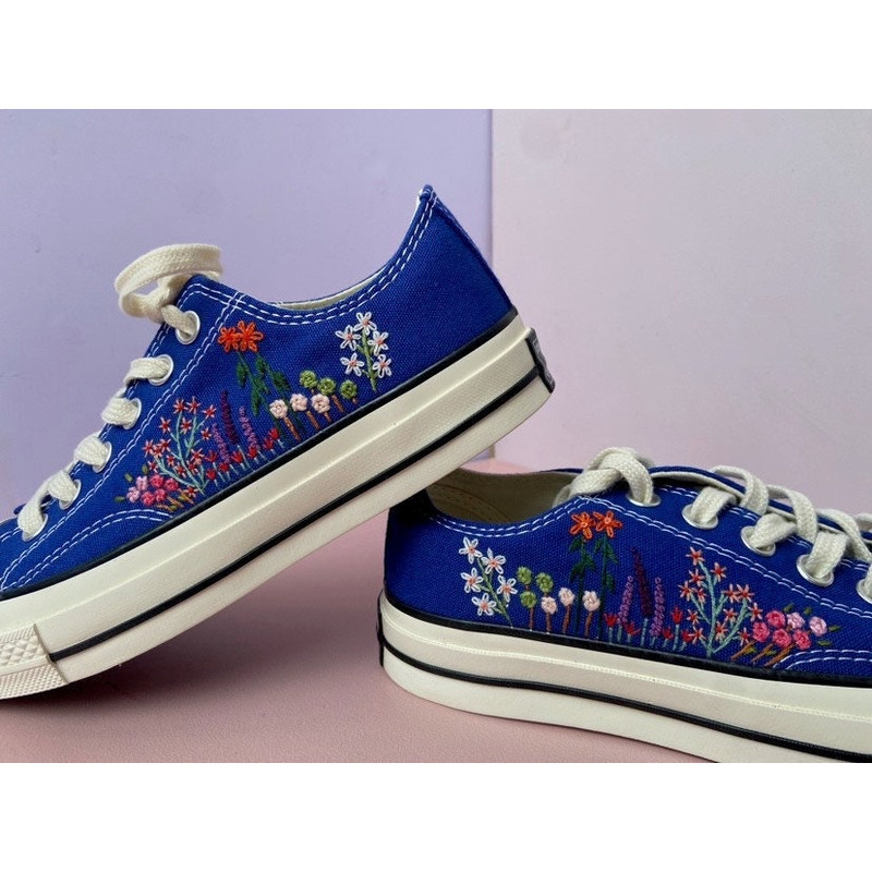 Custom Floral Embroidered Shoes, Handmade Embroidered Converse, Converse Custom, Converse Wreath Flower, Custom Flower Chuck Taylor 1970s - 2.jpg