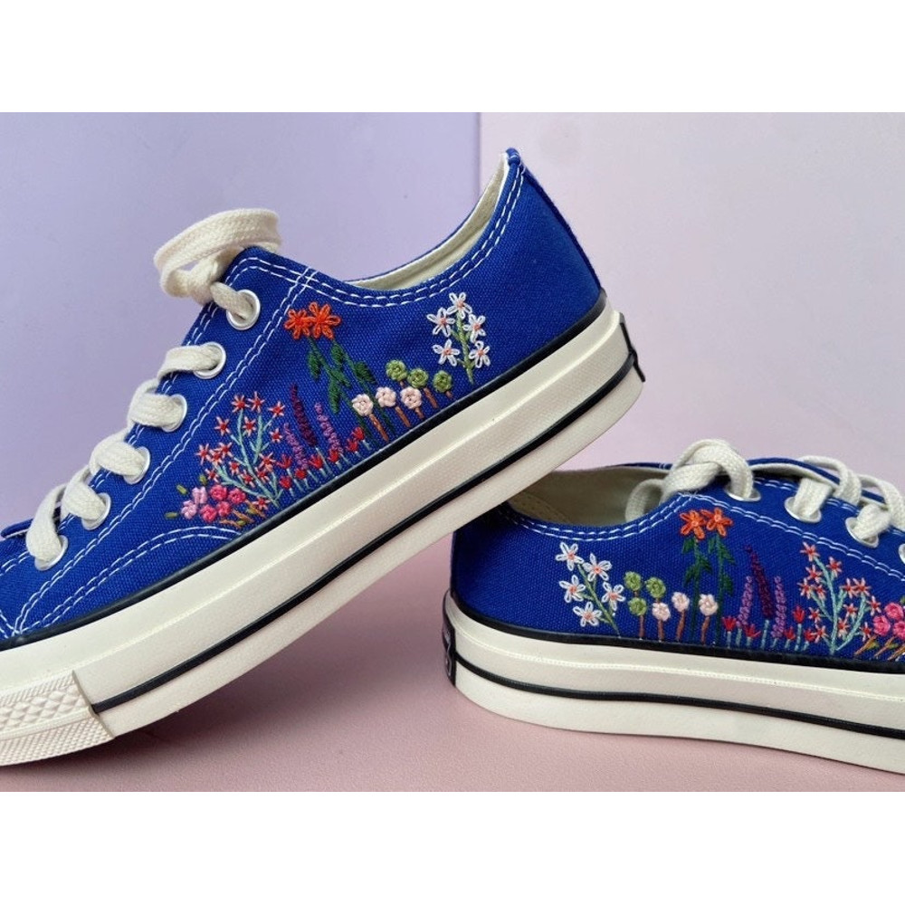 Custom Floral Embroidered Shoes, Handmade Embroidered Converse, Converse Custom, Converse Wreath Flower, Custom Flower Chuck Taylor 1970s - 5.jpg