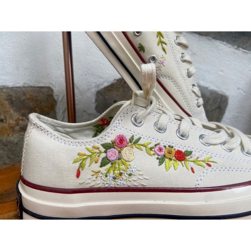 Custom Floral Embroidered Shoes, Handmade Embroidered Converse, Converse Custom, Converse Wreath Flower, Custom Flower Chuck Taylor 1970s - 4.jpg