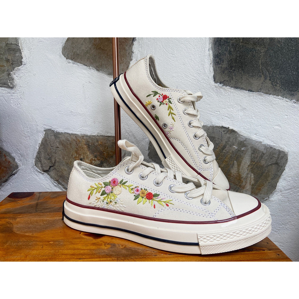 Custom Floral Embroidered Shoes, Handmade Embroidered Converse, Converse Custom, Converse Wreath Flower, Custom Flower Chuck Taylor 1970s - 5.jpg
