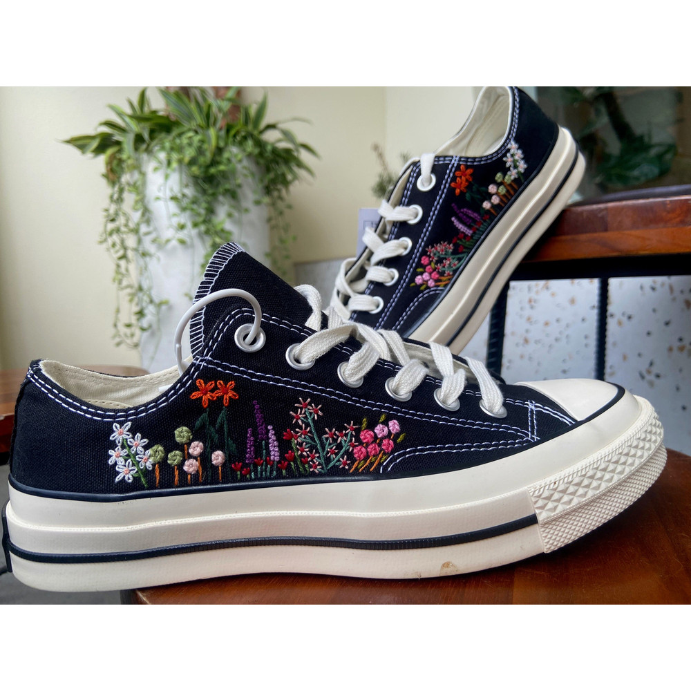 Custom Floral Embroidered Shoes, Handmade Embroidered Converse, Converse Custom, Converse Wreath Flower, Custom Flower Chuck Taylor 1970s - 2.jpg