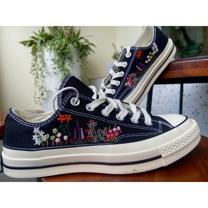 Custom Floral Embroidered Shoes, Handmade Embroidered Converse, Converse Custom, Converse Wreath Flower, Custom Flower Chuck Taylor 1970s - 2.jpg