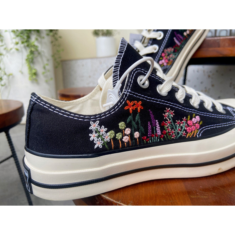 Custom Floral Embroidered Shoes, Handmade Embroidered Converse, Converse Custom, Converse Wreath Flower, Custom Flower Chuck Taylor 1970s - 4.jpg