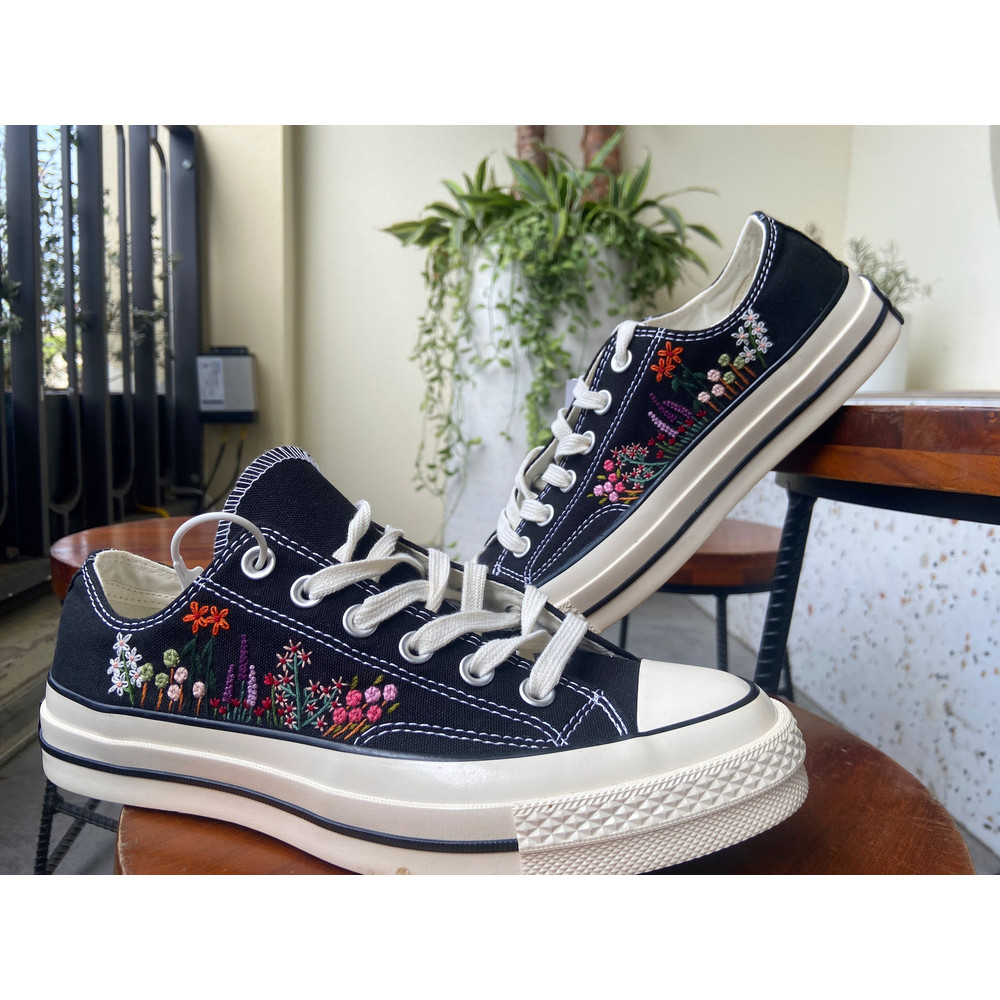 Custom Floral Embroidered Shoes, Handmade Embroidered Converse, Converse Custom, Converse Wreath Flower, Custom Flower Chuck Taylor 1970s - 5.jpg