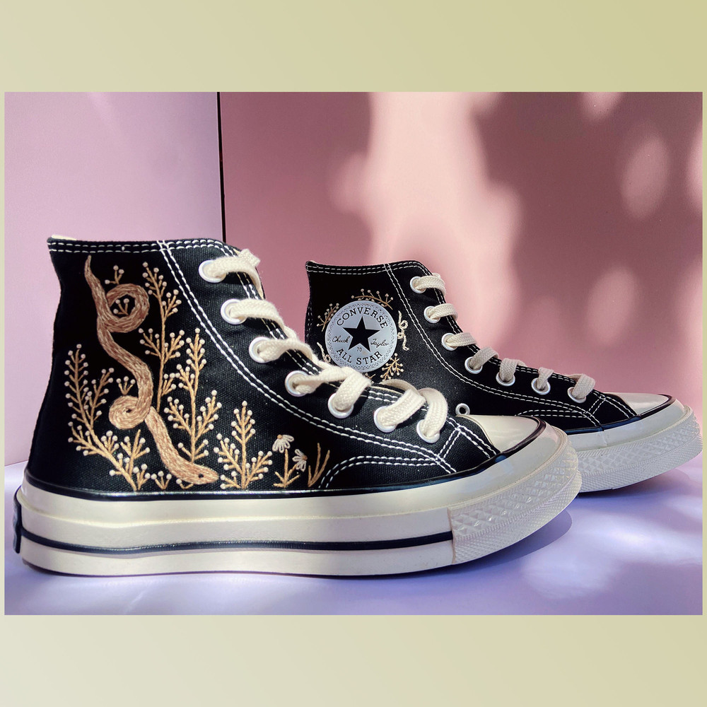 Custom Floral Embroidered Shoes, Handmade Embroidered Converse, Converse Custom, Converse Wreath Flower, Custom Flower Chuck Taylor 1970s - 1.jpg