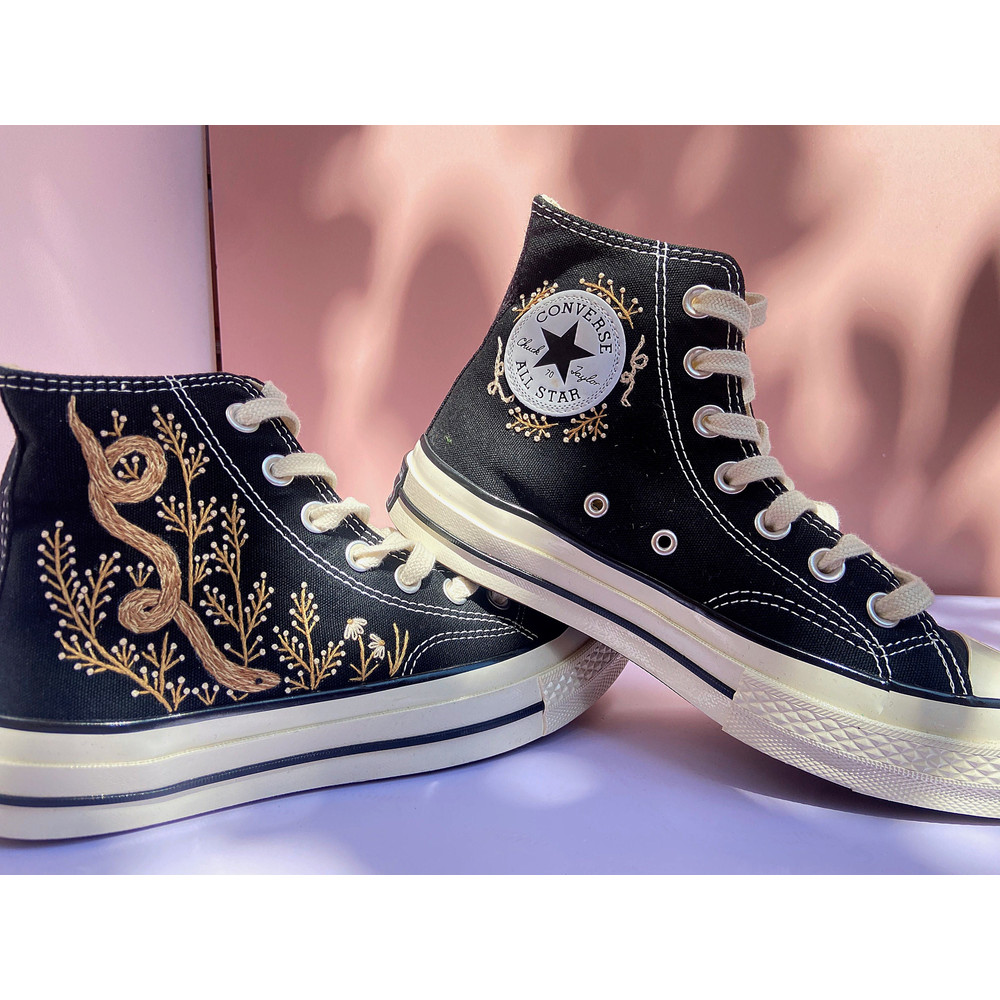 Custom Floral Embroidered Shoes, Handmade Embroidered Converse, Converse Custom, Converse Wreath Flower, Custom Flower Chuck Taylor 1970s - 4.jpg