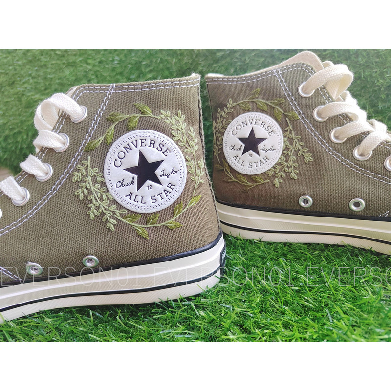 Custom Floral Embroidered Shoes, Handmade Embroidered Converse, Converse Custom, Converse Wreath Flower, Custom Flower Chuck Taylor 1970s - 4.jpg