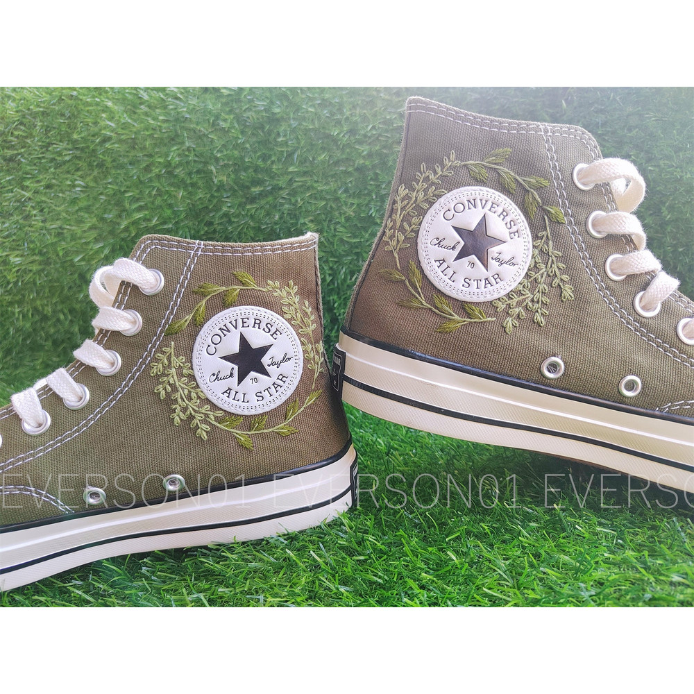 Custom Floral Embroidered Shoes, Handmade Embroidered Converse, Converse Custom, Converse Wreath Flower, Custom Flower Chuck Taylor 1970s - 5.jpg