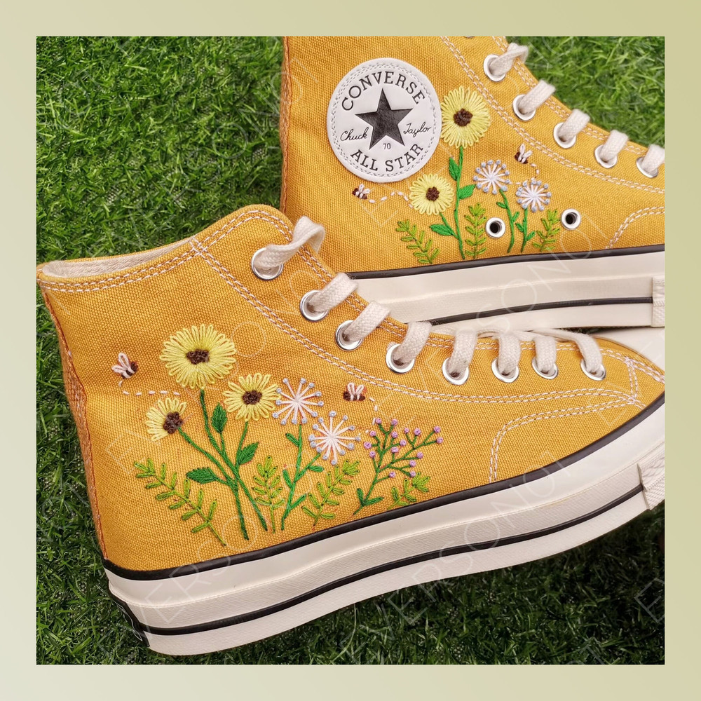 Custom Floral Embroidered Shoes, Handmade Embroidered Converse, Converse Custom, Converse Wreath Flower, Custom Flower Chuck Taylor 1970s - 1.jpg