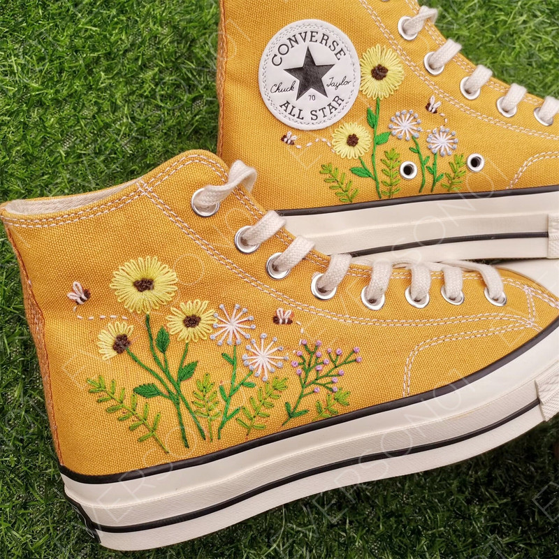 Custom Floral Embroidered Shoes, Handmade Embroidered Converse, Converse Custom, Converse Wreath Flower, Custom Flower Chuck Taylor 1970s - 2.jpg