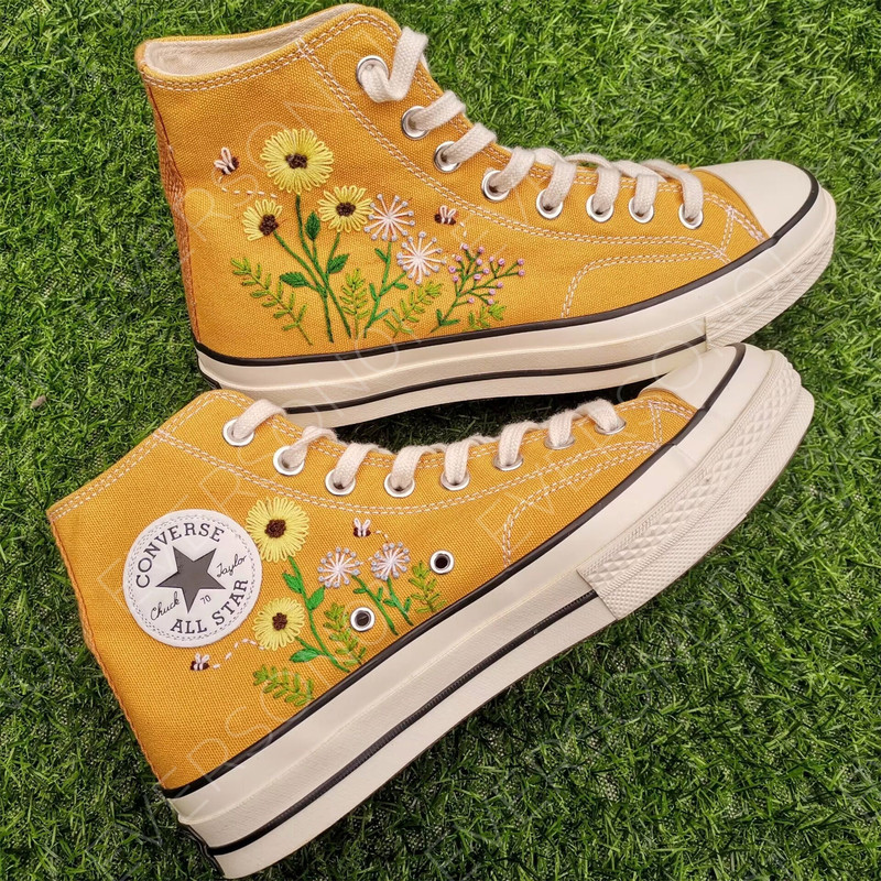Custom Floral Embroidered Shoes, Handmade Embroidered Converse, Converse Custom, Converse Wreath Flower, Custom Flower Chuck Taylor 1970s - 5.jpg