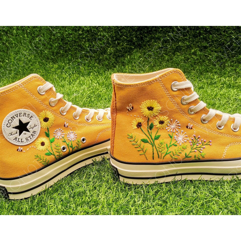 Custom Floral Embroidered Shoes, Handmade Embroidered Converse, Converse Custom, Converse Wreath Flower, Custom Flower Chuck Taylor 1970s - 6.jpg
