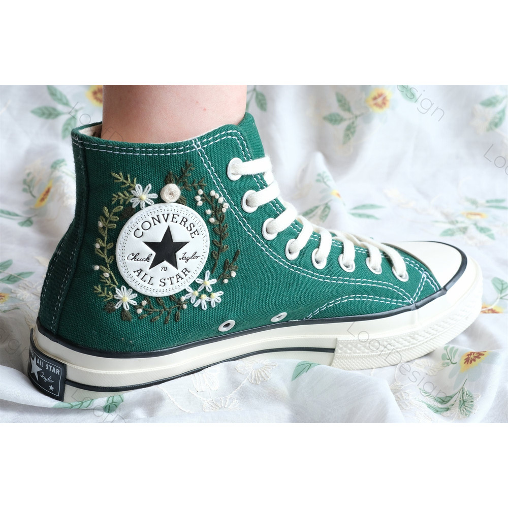 Custom Floral Embroidered Shoes, Handmade Embroidered Converse, Converse Custom, Converse Wreath Flower, Custom Flower Chuck Taylor 1970s - 6.jpg