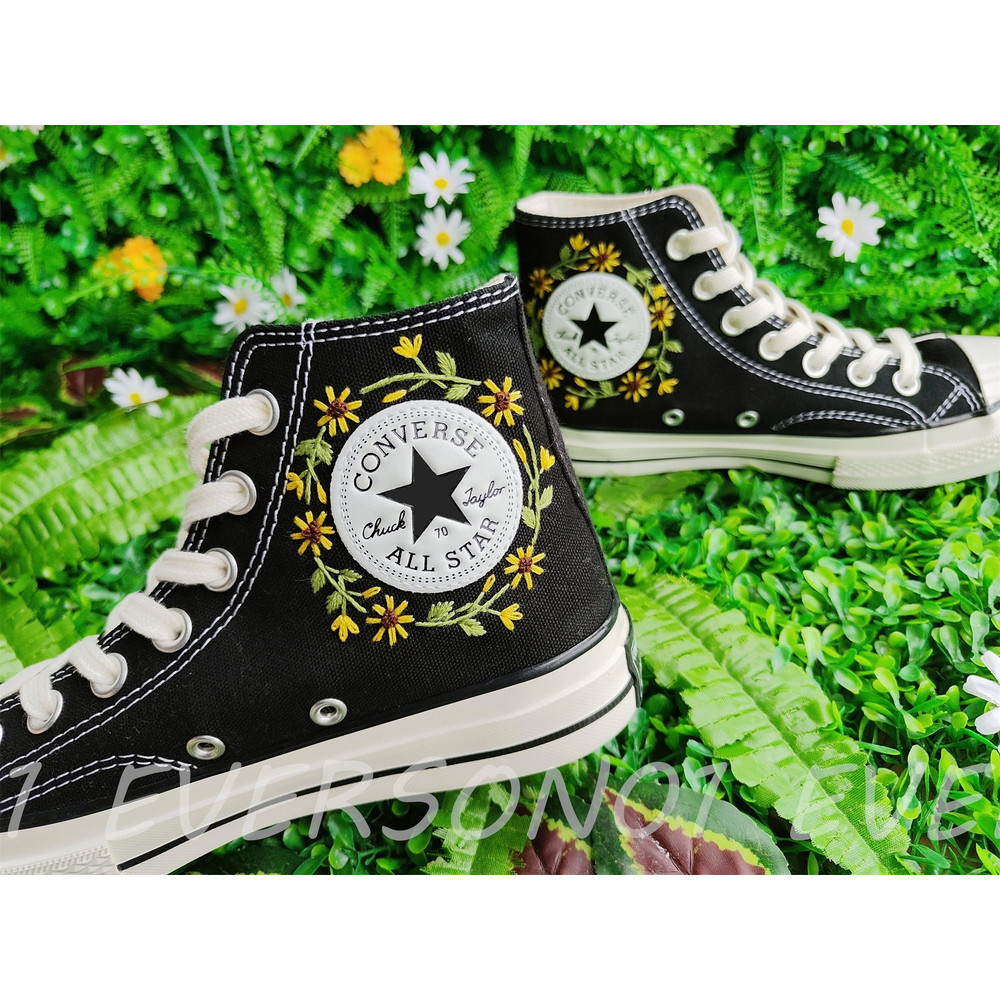 Custom Floral Embroidered Shoes, Handmade Embroidered Converse, Converse Custom, Converse Wreath Flower, Custom Flower Chuck Taylor 1970s - 2.jpg
