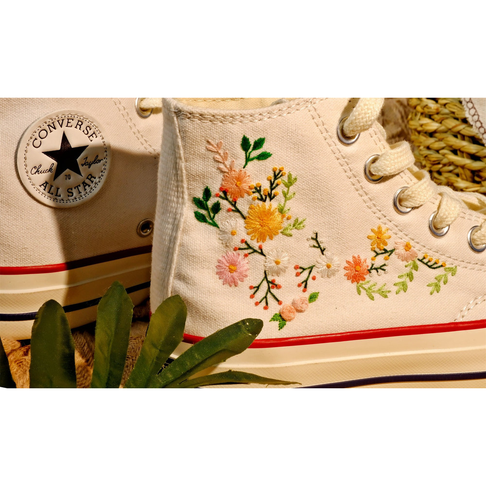 Custom Floral Embroidered Shoes, Handmade Embroidered Converse, Converse Custom, Converse Wreath Flower, Custom Flower Chuck Taylor 1970s - 5.jpg
