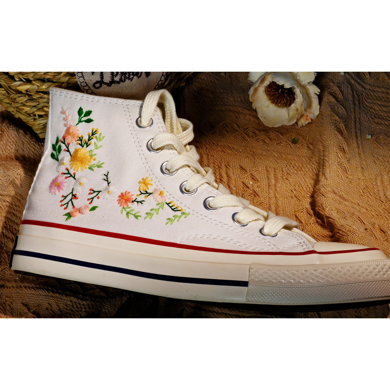 Custom Floral Embroidered Shoes, Handmade Embroidered Converse, Converse Custom, Converse Wreath Flower, Custom Flower Chuck Taylor 1970s - 9.jpg