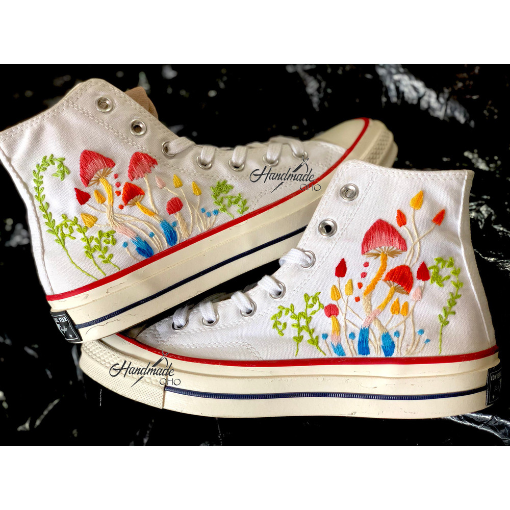 Custom Floral Embroidered Shoes, Handmade Embroidered Converse, Converse Custom, Converse Wreath Flower, Custom Flower Chuck Taylor 1970s - 4.jpg