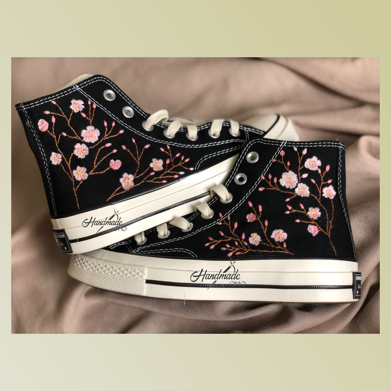 Custom Floral Embroidered Shoes, Handmade Embroidered Converse, Converse Custom, Converse Wreath Flower, Custom Flower Chuck Taylor 1970s - 1.jpg