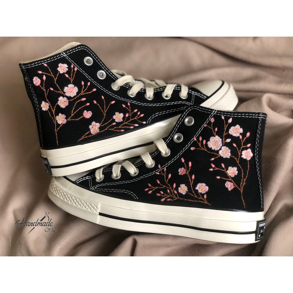 Custom Floral Embroidered Shoes, Handmade Embroidered Converse, Converse Custom, Converse Wreath Flower, Custom Flower Chuck Taylor 1970s - 10.jpg