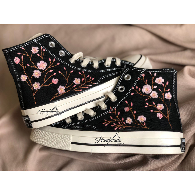 Custom Floral Embroidered Shoes, Handmade Embroidered Converse, Converse Custom, Converse Wreath Flower, Custom Flower Chuck Taylor 1970s - 2.jpg