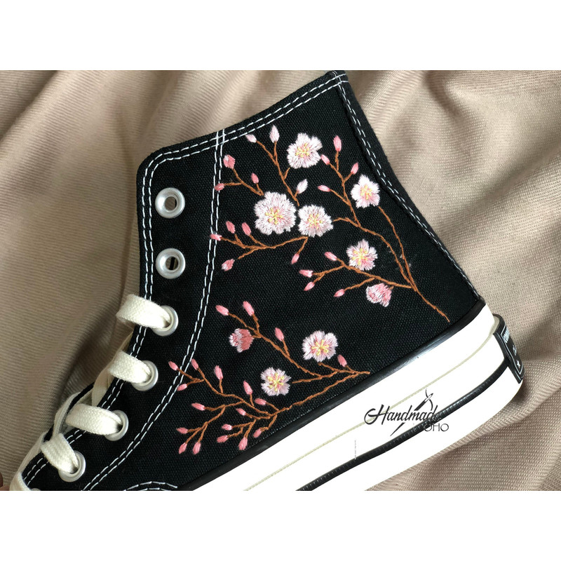 Custom Floral Embroidered Shoes, Handmade Embroidered Converse, Converse Custom, Converse Wreath Flower, Custom Flower Chuck Taylor 1970s - 4.jpg