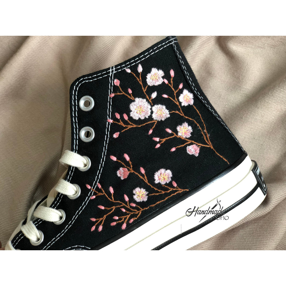 Custom Floral Embroidered Shoes, Handmade Embroidered Converse, Converse Custom, Converse Wreath Flower, Custom Flower Chuck Taylor 1970s - 7.jpg