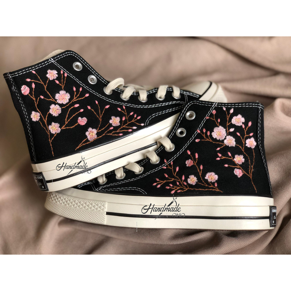 Custom Floral Embroidered Shoes, Handmade Embroidered Converse, Converse Custom, Converse Wreath Flower, Custom Flower Chuck Taylor 1970s - 8.jpg