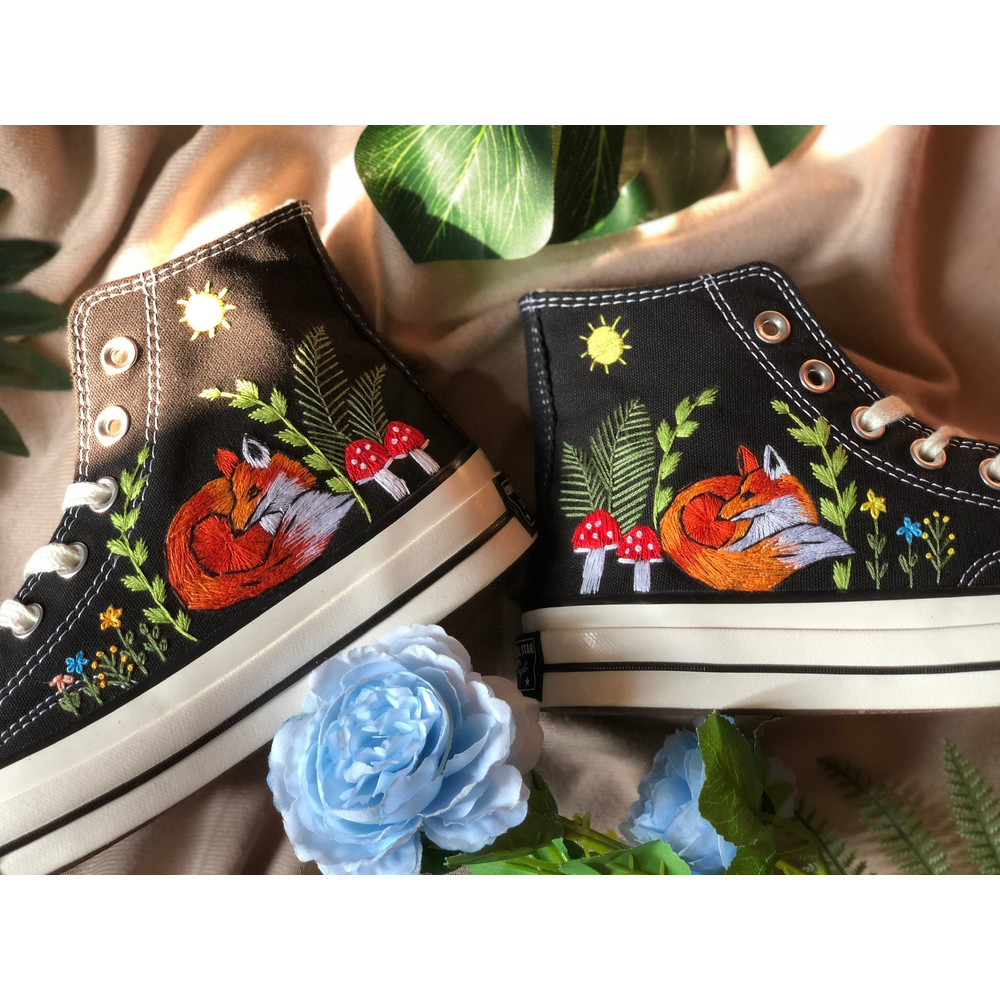 Custom Floral Embroidered Shoes, Handmade Embroidered Converse, Converse Custom, Converse Wreath Flower, Custom Flower Chuck Taylor 1970s - 2.jpg